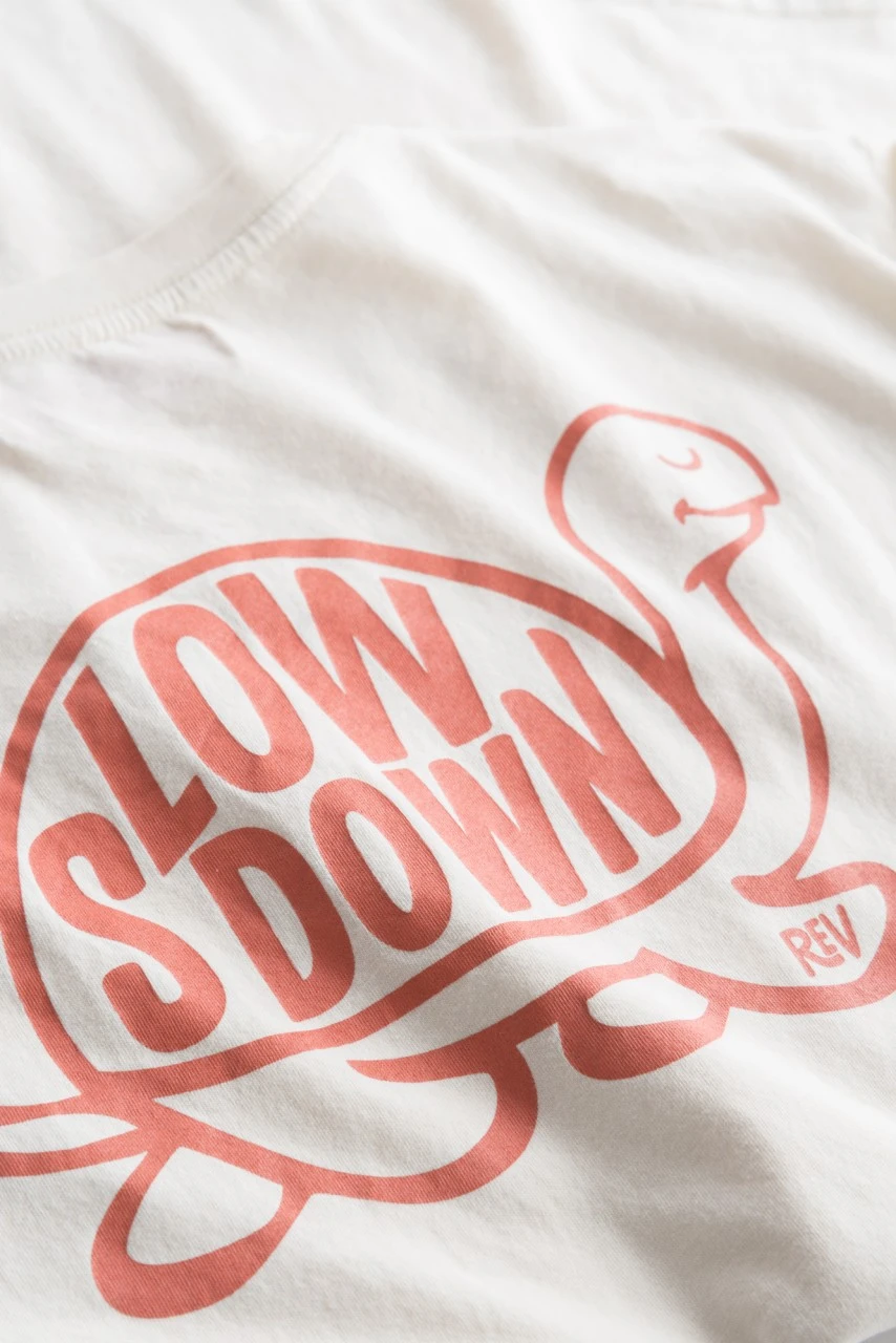 RVLT Revolution Slo Herren T-Shirt Offwhite Beige Schildkröte 4 RVLT Revolution Slo Herren T-Shirt Offwhite Beige Schildkröte – Bild 2