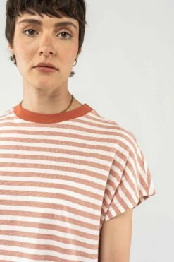 MELA Madhu Damen T-Shirt Thin Stripes Terracotta Gestreift Orange -Derbi Kleidung Geschaft 13591 2 1280x1280
