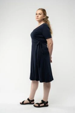 MELA Mohana Damen Jersey Kleid Navy Dunkelblau -Derbi Kleidung Geschaft 13595 2 1280x1280