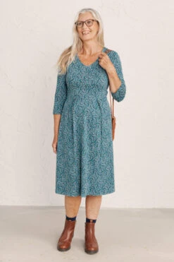Seasalt Cornwall Pier View Dress Leaf Sprig Wreckage Damen Kleid Jersey Blätter Blau -Derbi Kleidung Geschaft 13621 1 1280x1280