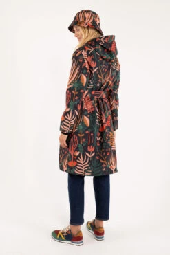 Danefae Danelisabeth Raincoat Damen Langer Regenmantel Black Walkabout Schwarz Bunt Blumen -Derbi Kleidung Geschaft 13714 3 1280x1280