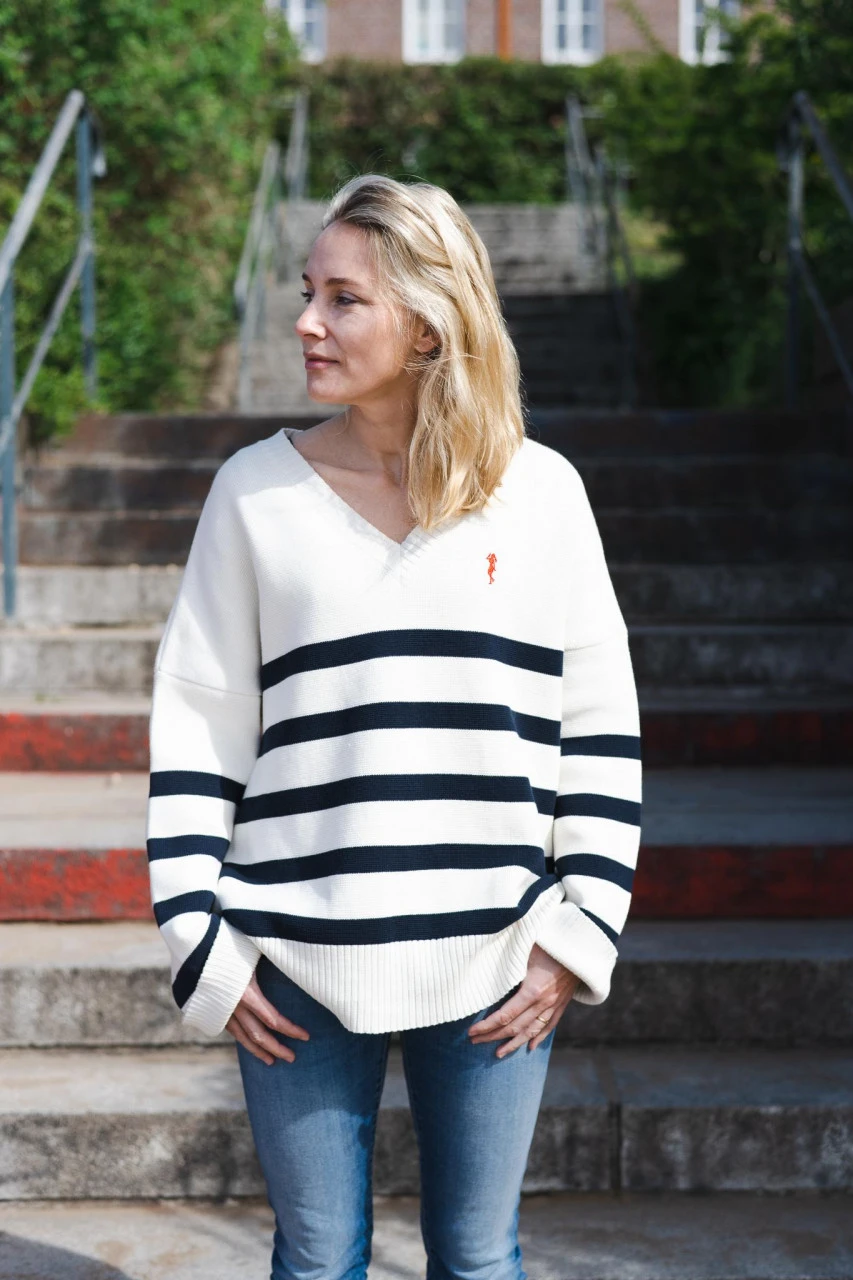 Derbe Kippes Damen Pullover Offwhite Navy Beige Blau Gestreift Strickpullover Baumwolle Nachhaltig 10 Derbe Kippes Damen Pullover Offwhite Navy Beige Blau Gestreift Strickpullover Baumwolle Nachhaltig – Bild 8