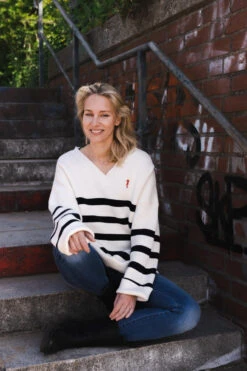 Derbe Kippes Damen Pullover Offwhite Navy Beige Blau Gestreift Strickpullover Baumwolle Nachhaltig 20 Derbe Kippes Damen Pullover Offwhite Navy Beige Blau Gestreift Strickpullover Baumwolle Nachhaltig -Derbi Kleidung Geschaft 13897 8 1280x1280