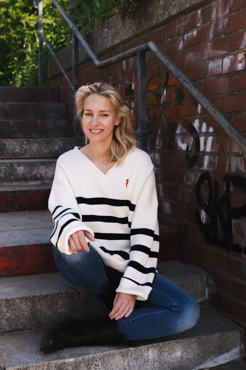 Derbe Kippes Damen Pullover Offwhite Navy Beige Blau Gestreift Strickpullover Baumwolle Nachhaltig 11 Derbe Kippes Damen Pullover Offwhite Navy Beige Blau Gestreift Strickpullover Baumwolle Nachhaltig – Bild 9