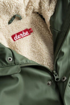 Derbe Friese Tidaholm Kids Oliv Kinder Regenmantel Gefüttert -Derbi Kleidung Geschaft 14053 3 1280x1280