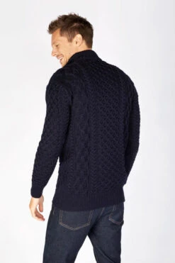 IrelandsEye Aran Troyer Dromore Dunkelblau Herren Pullover Navy 8 IrelandsEye Aran Troyer Dromore Dunkelblau Herren Pullover Navy -Derbi Kleidung Geschaft 14064 2 1280x1280
