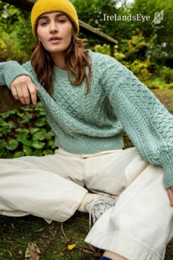 IrelandsEye Aran Honeysuckle Hell Grün Kurzer Damen Pullover Sage Marl -Derbi Kleidung Geschaft 14074 3 1280x1280