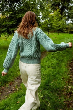 IrelandsEye Aran Honeysuckle Hell Grün Kurzer Damen Pullover Sage Marl -Derbi Kleidung Geschaft 14074 5 1280x1280