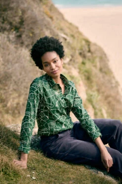 Seasalt Cornwall Larissa Shirt Field View Damen Bluse Grün Evergreen -Derbi Kleidung Geschaft 14195 5 1280x1280