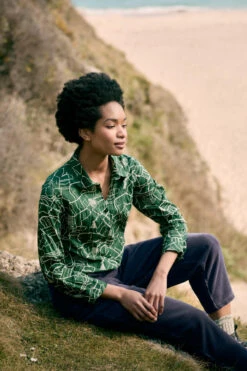 Seasalt Cornwall Larissa Shirt Field View Damen Bluse Grün Evergreen -Derbi Kleidung Geschaft 14195 6 1280x1280