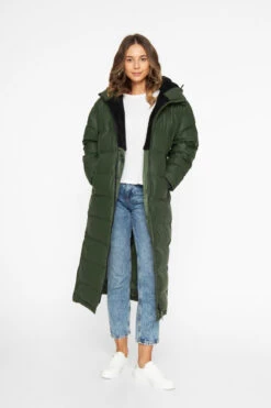 Derbe Interholm Long Cozy Damen Wintermantel Oliv Grün Kombu Green Black Puffer Jacket Teddy 9 Derbe Interholm Long Cozy Damen Wintermantel Oliv Grün Kombu Green Black Puffer Jacket Teddy -Derbi Kleidung Geschaft 14211 2 1280x1280