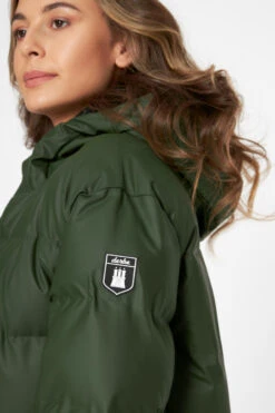 Derbe Interholm Long Cozy Damen Wintermantel Oliv Grün Kombu Green Black Puffer Jacket Teddy 11 Derbe Interholm Long Cozy Damen Wintermantel Oliv Grün Kombu Green Black Puffer Jacket Teddy -Derbi Kleidung Geschaft 14211 4 1280x1280