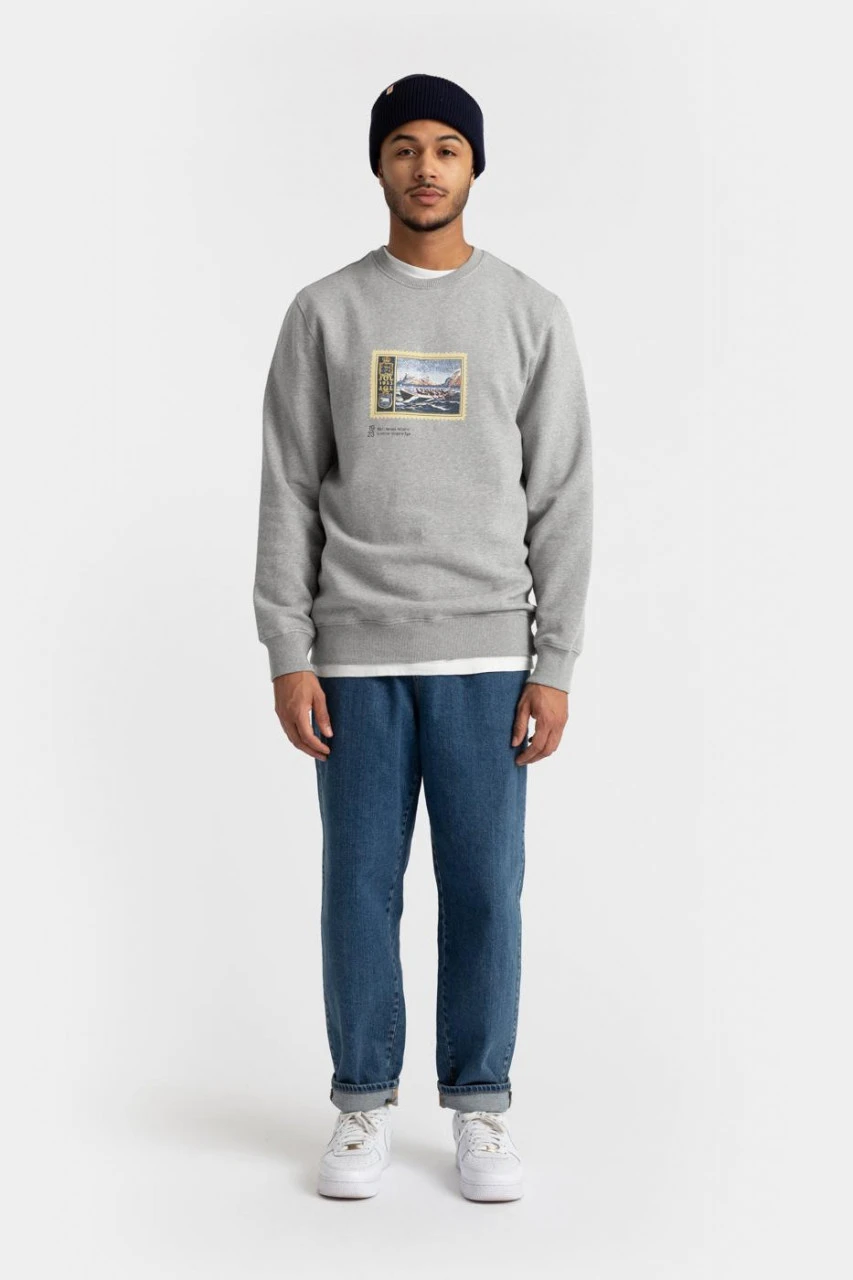 RVLT Revolution Herren Pullover Grau Schiff Briefmarke J23 Regular Crewneck 5 RVLT Revolution Herren Pullover Grau Schiff Briefmarke J23 Regular Crewneck – Bild 3