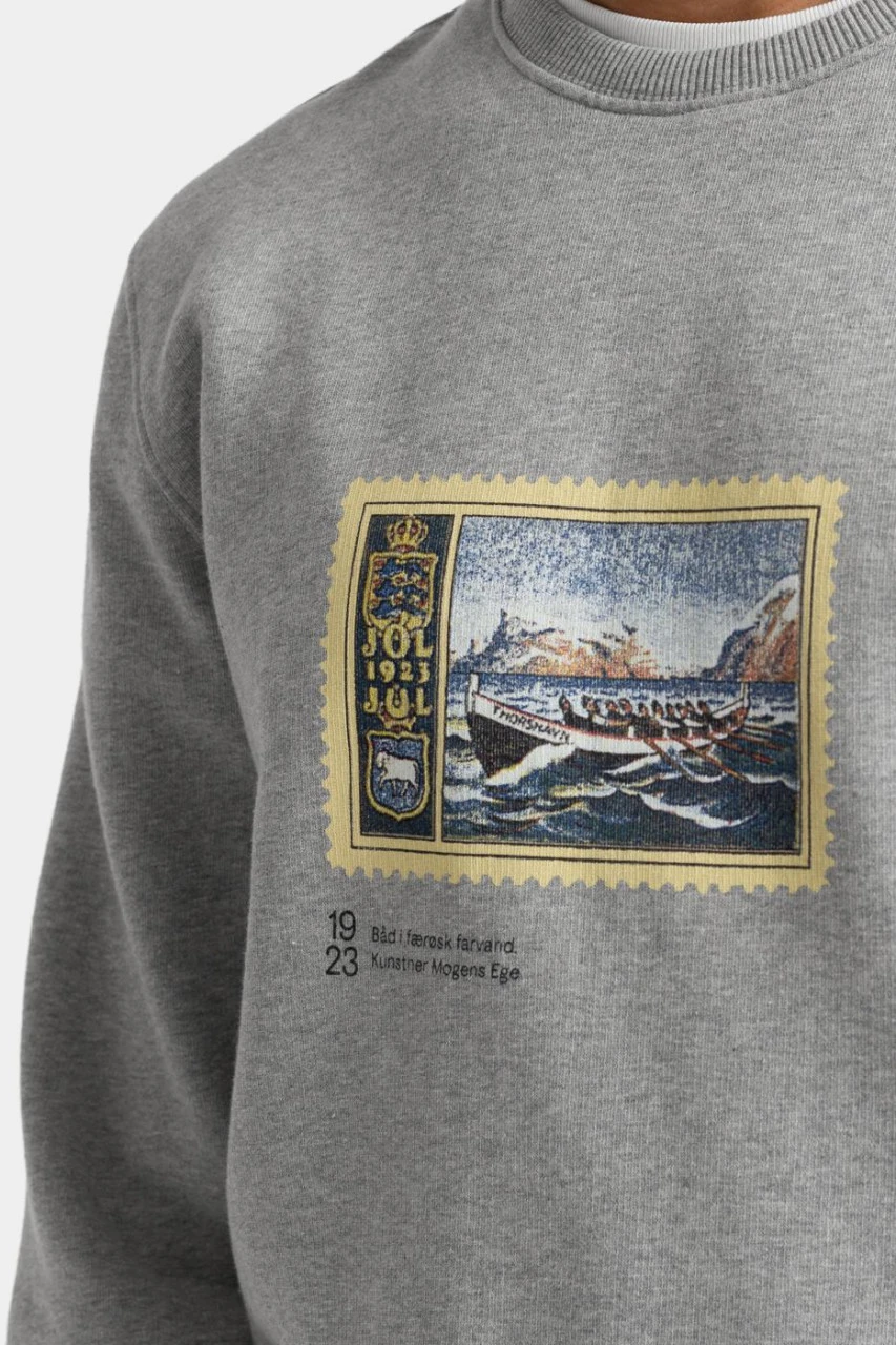 RVLT Revolution Herren Pullover Grau Schiff Briefmarke J23 Regular Crewneck 7 RVLT Revolution Herren Pullover Grau Schiff Briefmarke J23 Regular Crewneck – Bild 5