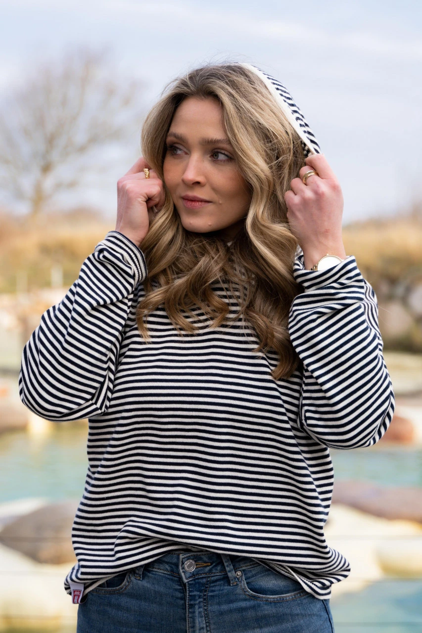 Derbe Robbenschnute Damen Hoodie Kapuzenpullover Gestreift Navy Dunkelblau Weiß Nachhaltig 9 Derbe Robbenschnute Damen Hoodie Kapuzenpullover Gestreift Navy Dunkelblau Weiß Nachhaltig – Bild 7