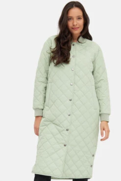 Derbe Quiltby Long Damen Jacke Hell Grün Laurel Green Nachhaltig -Derbi Kleidung Geschaft 14300 1 1280x1280