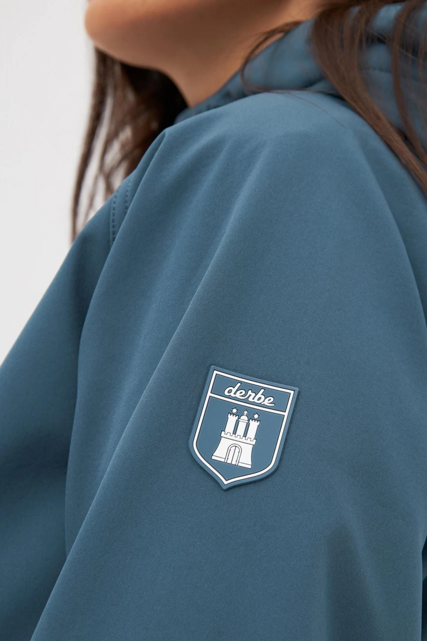 Derbe Island Friese Orion Blue Damen Softshelljacke Blau Nachhaltig 7 Derbe Island Friese Orion Blue Damen Softshelljacke Blau Nachhaltig – Bild 5