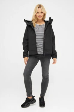 Derbe Peutby Black Damen Softshelljacke Schwarz Nachhaltig 13 Derbe Peutby Black Damen Softshelljacke Schwarz Nachhaltig -Derbi Kleidung Geschaft 14370 4 1280x1280