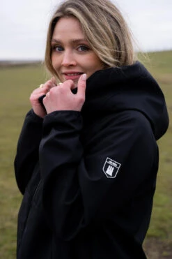 Derbe Peutby Black Damen Softshelljacke Schwarz Nachhaltig 15 Derbe Peutby Black Damen Softshelljacke Schwarz Nachhaltig -Derbi Kleidung Geschaft 14370 6 1280x1280