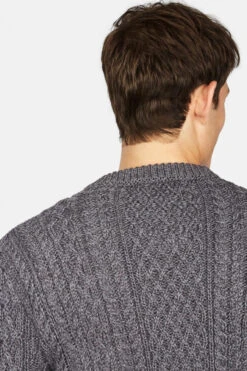 IrelandsEye Aran Cuileann Grau Herren Pullover Steel Marl -Derbi Kleidung Geschaft 14714 A887 20 Cuileann 20Aran 20Crew 20Neck 20Sweater 20in 20Steel 20Marl 20Merino clipped rev 1 20 281 29 1280x1280