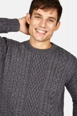 IrelandsEye Aran Cuileann Grau Herren Pullover Steel Marl -Derbi Kleidung Geschaft 14714 A887 20 Cuileann 20Aran 20Crew 20Neck 20Sweater 20in 20Steel 20Marl 20Merino clipped rev 1 20 282 29 1280x1280