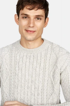 IrelandsEye Aran Fearnog Grau Herren Pullover Silver Marl -Derbi Kleidung Geschaft 14715 A907 20 Fearn C3 B3g 20Aran 20Crew 20Neck 20Sweater 20in 20Silver 20Marl 20Merino 282 29 clipped rev 2 1280x1280