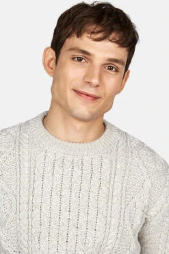 IrelandsEye Aran Fearnog Grau Herren Pullover Silver Marl -Derbi Kleidung Geschaft 14715 A907 20 Fearn C3 B3g 20Aran 20Crew 20Neck 20Sweater 20in 20Silver 20Marl 20Merino 283 29 clipped rev 2 1280x1280