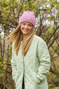 Derbe Quiltby Long Damen Jacke Hell Grün Laurel Green Nachhaltig -Derbi Kleidung Geschaft 14955 Quiltby Long 2 1280x1280