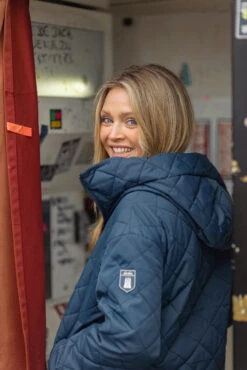 Derbe Quiltby Short Damen Jacke Navy Dunkelblau Nachhaltig -Derbi Kleidung Geschaft 14957 Quiltby 1 1280x1280