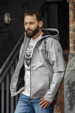 Derbe Isleby Herren Softshell Jacke Grau Schwarz Paloma Black Nachhaltig -Derbi Kleidung Geschaft 14962 Isleby 1 1280x1280