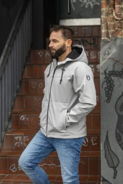 Derbe Isleby Herren Softshell Jacke Grau Schwarz Paloma Black Nachhaltig -Derbi Kleidung Geschaft 14962 Isleby 2 1280x1280