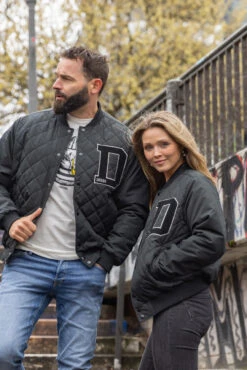 Derbe Quiltby College Unisex Jacke Schwarz Black Nachhaltig -Derbi Kleidung Geschaft 14965 Quiltby College 1 1280x1280