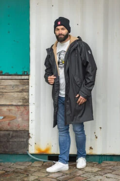 Derbe Traveby Phantom Herren Friesennerz Schwarz Regenmantel Kord -Derbi Kleidung Geschaft 15015 Traveby 1280x1280