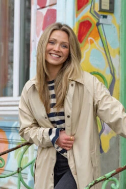 Derbe Trenchby Semolina Damen Regenjacke Beige Trenchcoat -Derbi Kleidung Geschaft 15021 Trenchby 3 1280x1280