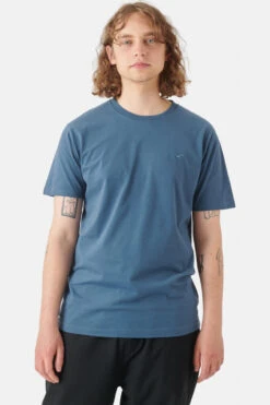 Cleptomanicx Herren T-Shirt Ligull Regular Blau -Derbi Kleidung Geschaft 15557 ss23 cxtslig blue wing mo pos 20 282 29YHi2lvaIDFGxd 1280x1280