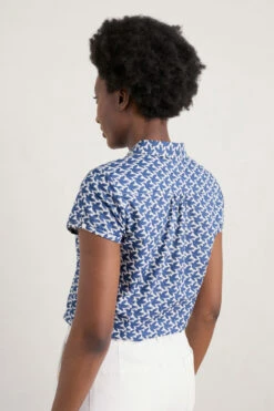 Seasalt Cornwall Rushmaker Bluse Blau Weiß Vögel -Derbi Kleidung Geschaft 15562 Rushmaker 20Shirt 20 20Retro 20Birds 20Marine 20 202 20 283 29 1280x1280