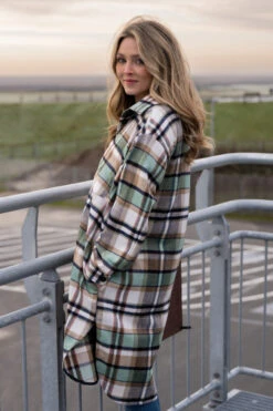 Derbe Checkholm Damen Hemd Bluse Grün Beige Karo -Derbi Kleidung Geschaft 51 20 20DSC 8115 1280x1280