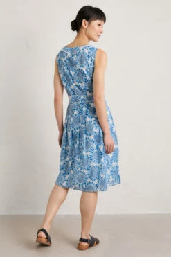 Seasalt Cornwall Villa Damen Kleid Sonnenblume Blau Weiß Vintage -Derbi Kleidung Geschaft SL 20Villa 20Garden 20Dress 20 20Sunflower 20Collage 20Blue 20Sky 20 205 1280x1280