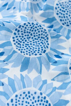 Seasalt Cornwall Villa Damen Kleid Sonnenblume Blau Weiß Vintage -Derbi Kleidung Geschaft SL 20Villa 20Garden 20Dress 20 20Sunflower 20Collage 20Blue 20Sky 20 207 1280x1280