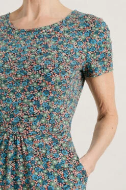 Seasalt Cornwall April Damen Kleid Türkis Rot Blumen -Derbi Kleidung Geschaft SS 20April 20Dress 20 20Bijou 20Daisies 20Mix 20 204 1280x1280