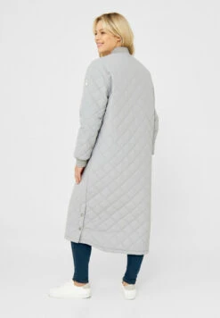 Derbe Quiltby Cozy Damen Steppjacke Hellgrau -Derbi Kleidung Geschaft W 01 XX Quiltby 20Long Cozy 20paloma 200910 020 1280x1280