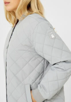 Derbe Quiltby Cozy Damen Steppjacke Hellgrau -Derbi Kleidung Geschaft W 01 XX Quiltby 20Long Cozy 20paloma 200910 040 1280x1280