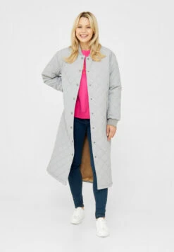 Derbe Quiltby Cozy Damen Steppjacke Hellgrau -Derbi Kleidung Geschaft W 01 XX Quiltby 20Long Cozy 20paloma 200910 070 1280x1280