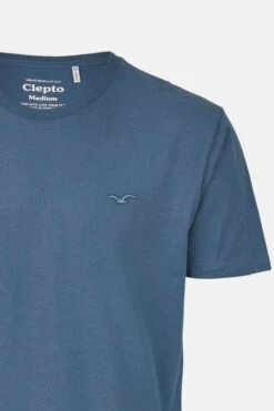 Cleptomanicx Herren T-Shirt Ligull Regular Blau -Derbi Kleidung Geschaft cxtslig blue 20wing Detail 1280x1280